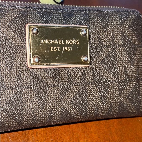 Michael Kors Wallet wristlet - Picture 2 of 9